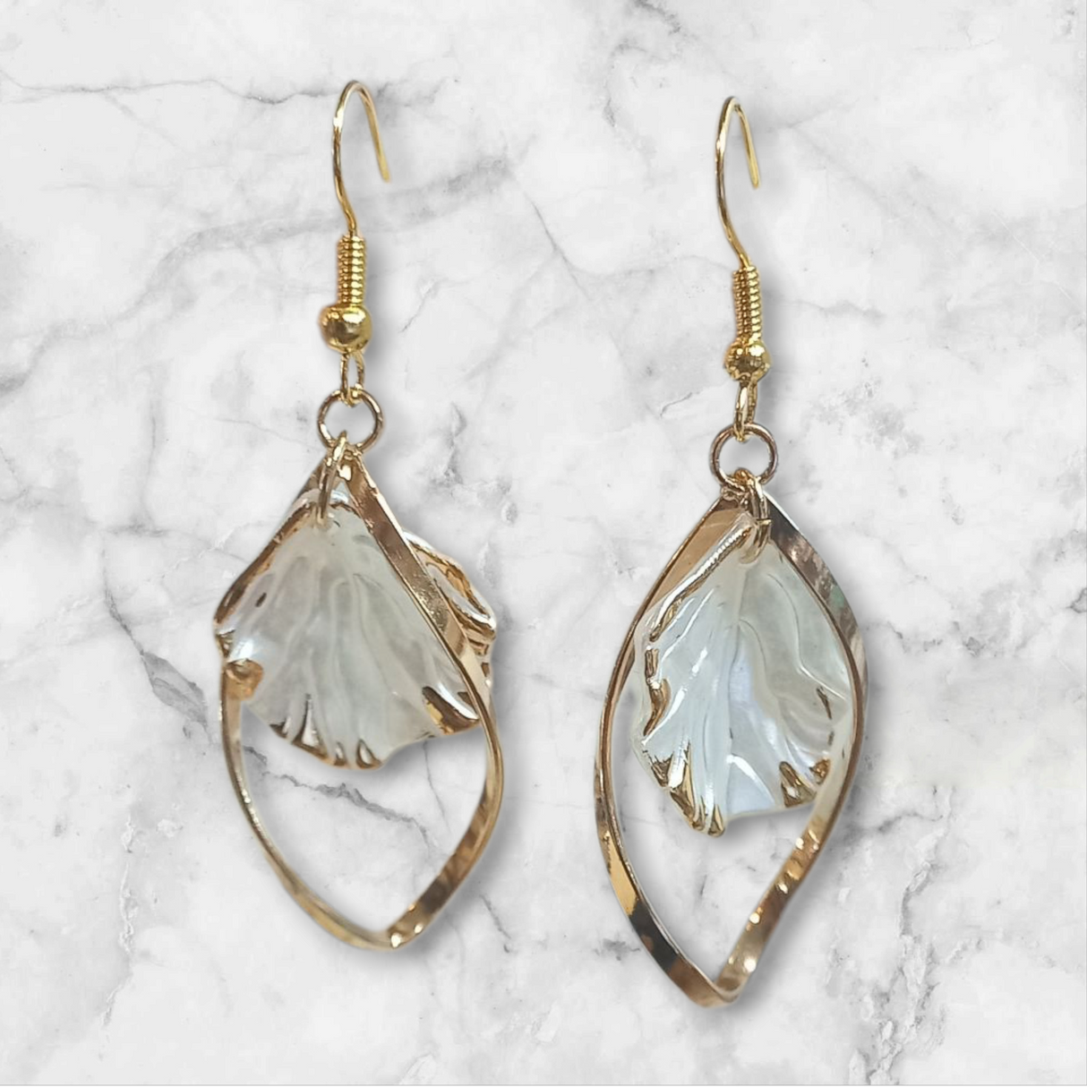 Elegant Curve Pearl Essence Petal Earrings