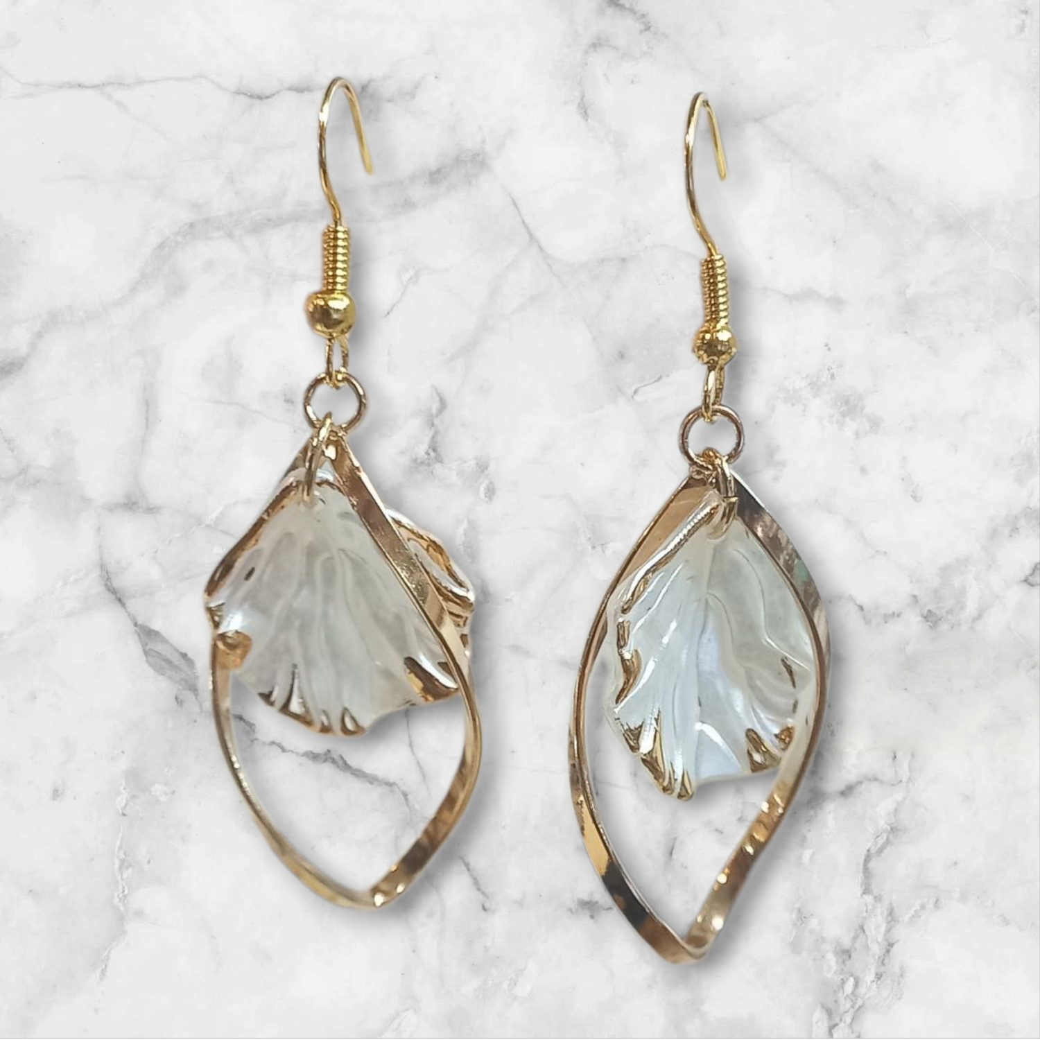 Elegant Curve Pearl Essence Petal Earrings