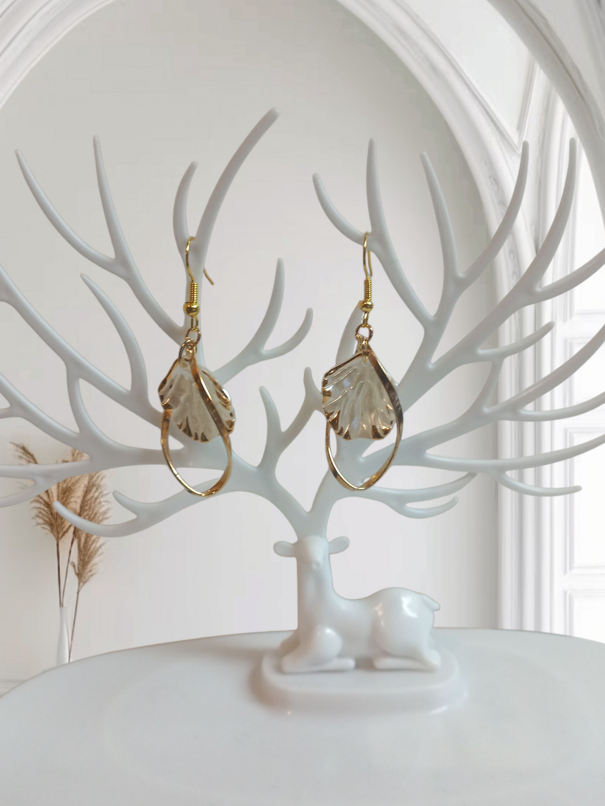 Elegant Curve Pearl Essence Petal Earrings